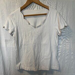 Casual White Scallop-Trim Short Sleeve Tee Size Large